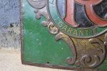 Tôle emboutie publicitaire vintage RADIOR aperçu du coin inférieur gauche de la seconde face droit avec aperçu du logo de la marque
