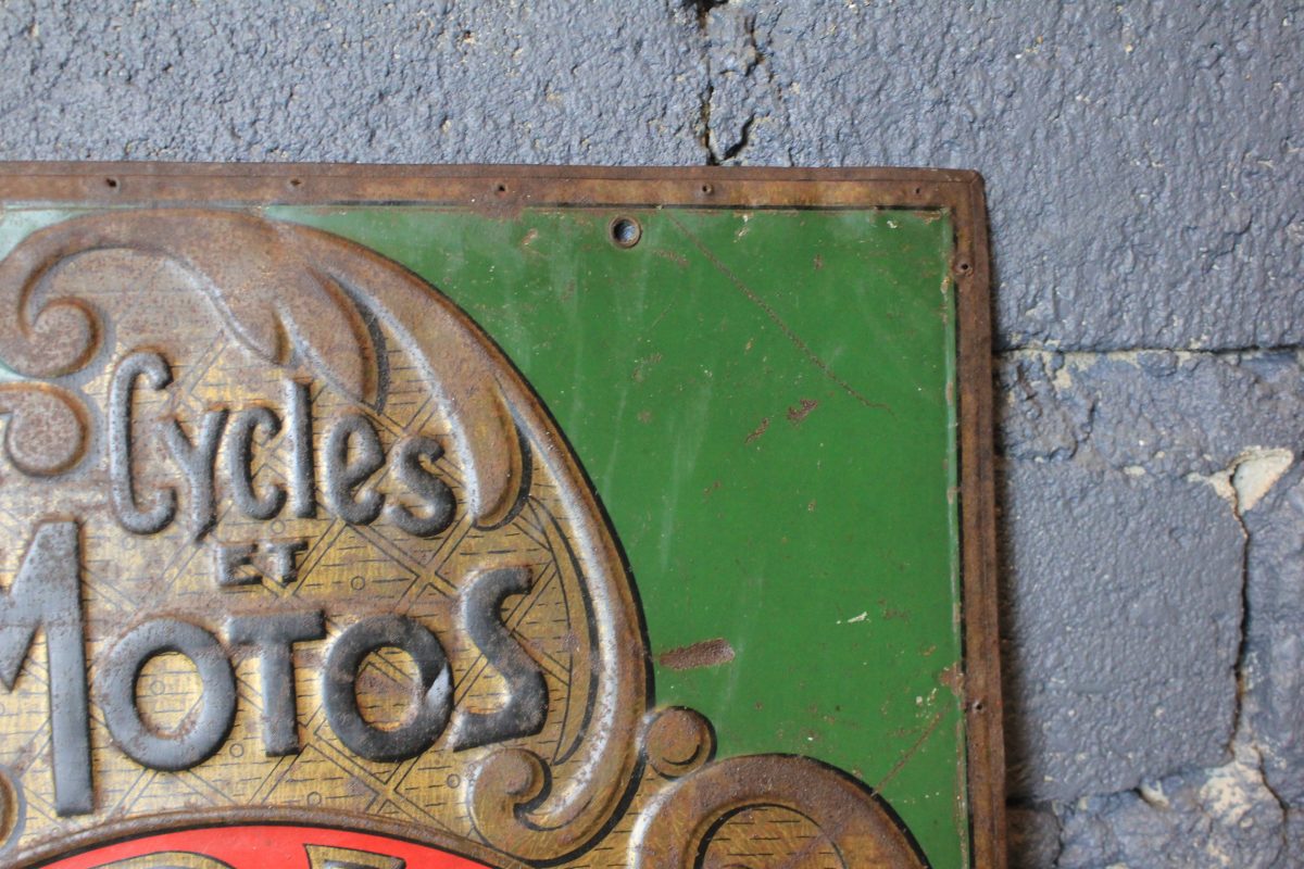 Tôle emboutie publicitaire vintage RADIOR aperçu du coin supérieur droit avec le texte cycles et motos