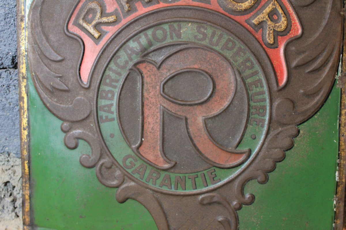 Tôle emboutie publicitaire vintage RADIOR aperçu du centre avec le logo R de la marque RADIOR
