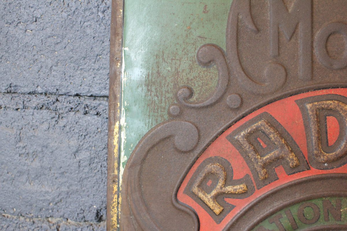 Tôle emboutie publicitaire vintage RADIOR aperçu du côté gauche avec le début du nom RADIOR