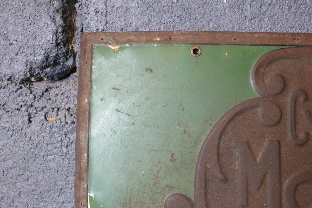Tôle emboutie publicitaire vintage RADIOR aperçu du coin supérieur gauche avec le début de l'inscription de cycles et motos
