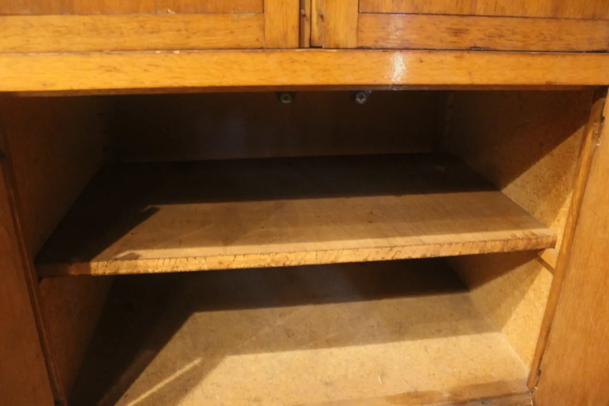 Caissons bois simples, rangement compact.