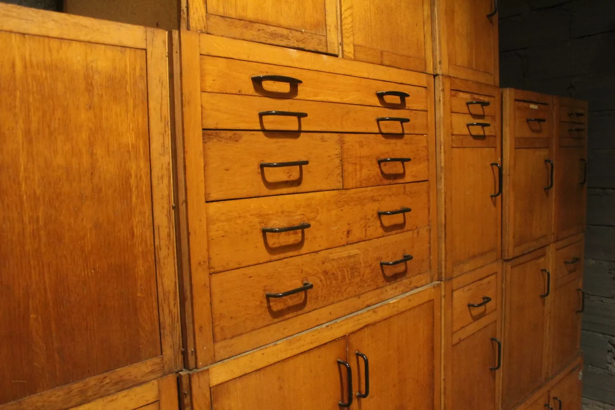 Détail des tiroirs en bois des caissons de labo.
