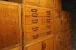 Détail des tiroirs en bois des caissons de labo.