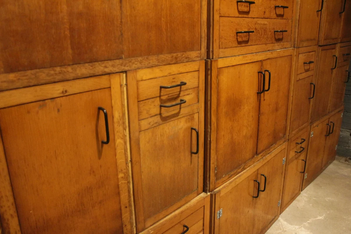 Portes en bois des caissons, design années 60-70.
