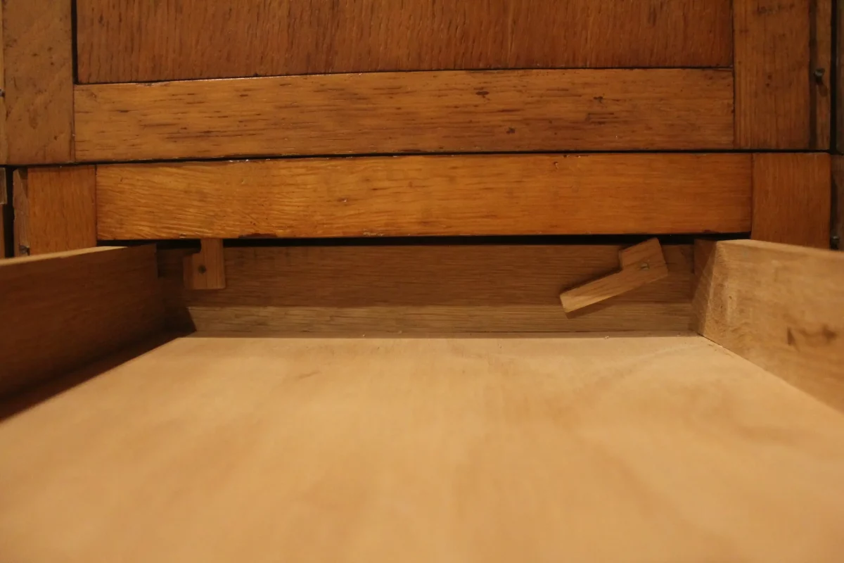 Intérieur des caissons, étagères et rangements.