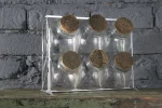 Bonbonnières en verre sur support en aluminium.