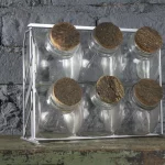 Bonbonnières en verre sur support en aluminium.