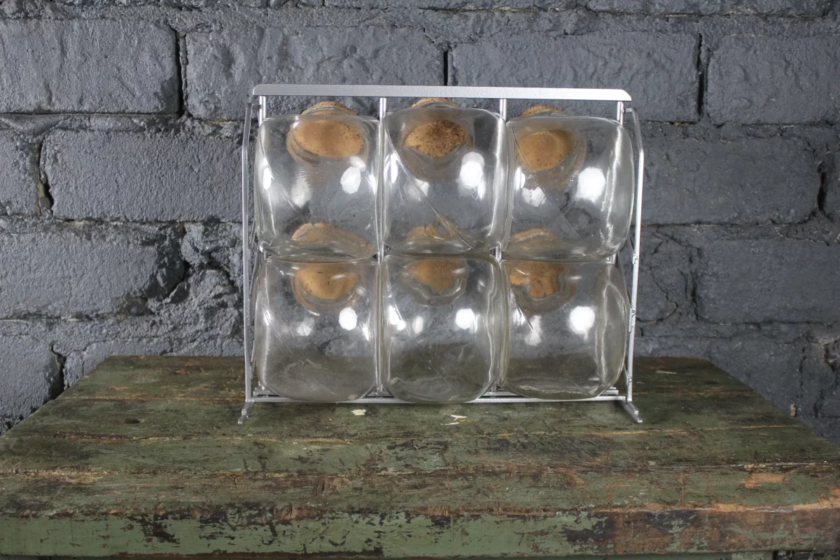 Bonbonnières en verre, détail du verre et du support.