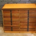 Meuble d'imprimeur pupitre, bois massif, état exceptionnel.