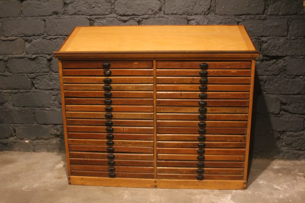 Tiroirs et compartiments du meuble d'imprimeur, rangement atelier.
