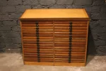 Tiroirs et compartiments du meuble d'imprimeur, rangement atelier.