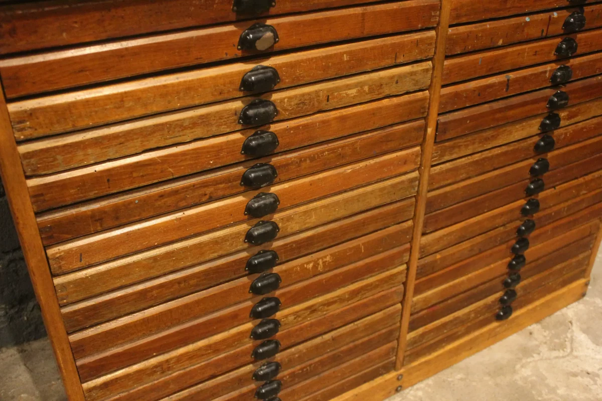Vue d'ensemble du meuble d'imprimeur pupitre, pièce de collection.