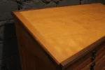Détail des poignées et finitions du meuble d'imprimerie.