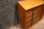 Intérieur des tiroirs, rangement modulable du meuble d'imprimeur.