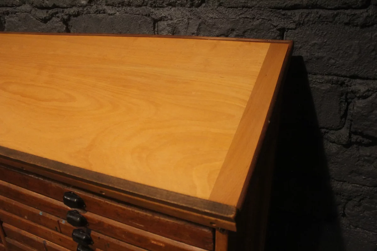 Meuble d'imprimeur, patine du temps, style industriel vintage.