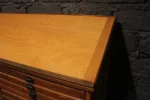 Meuble d'imprimeur, patine du temps, style industriel vintage.
