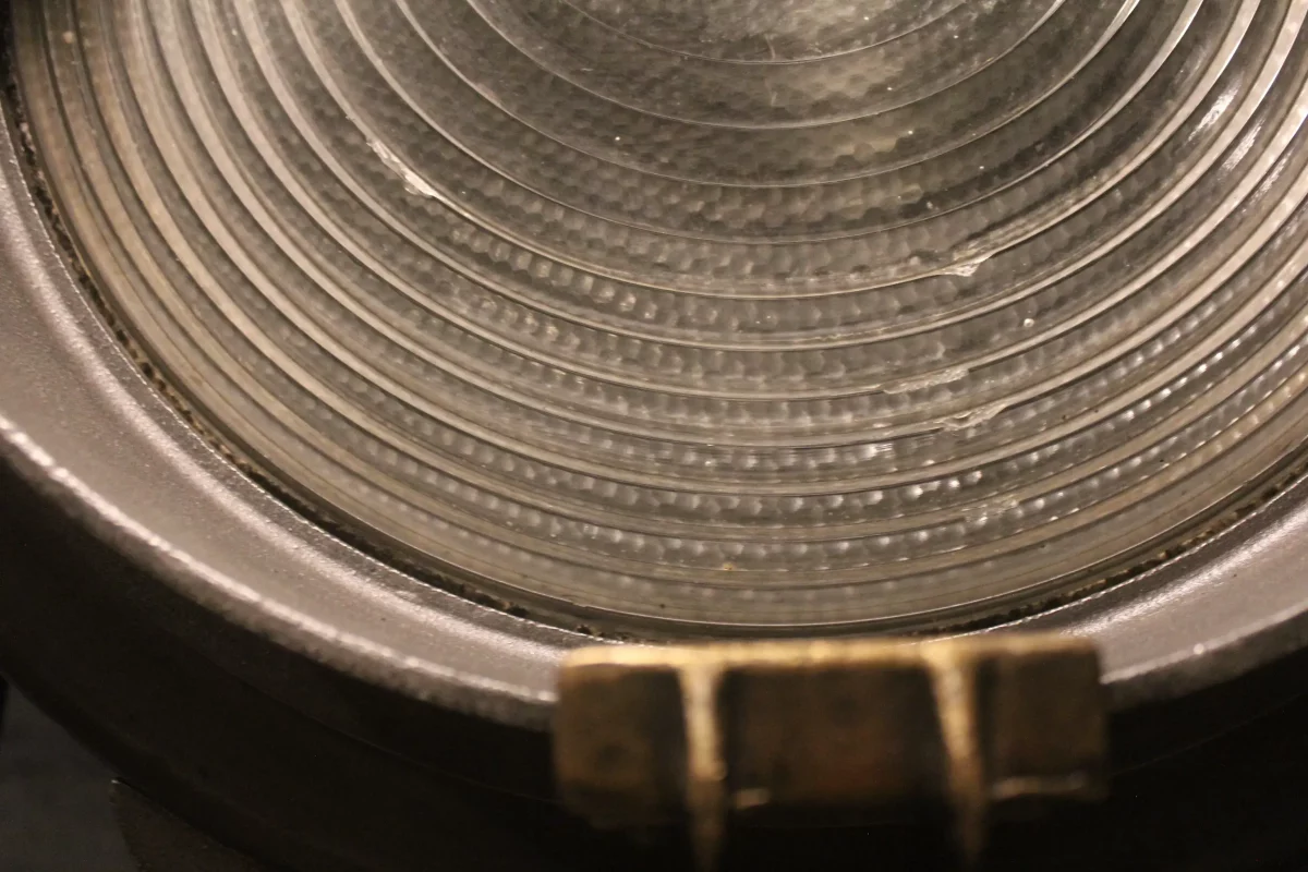 Projecteur Mole Richardson, lentille Fresnel de près.