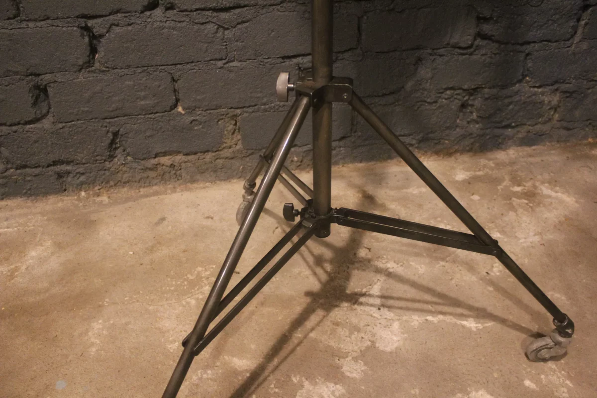 Projecteur Mole Richardson, trépied Manfrotto restauré.