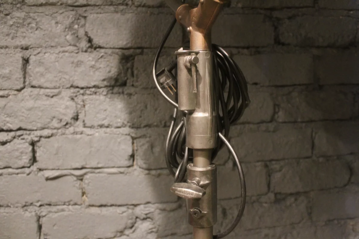 Projecteur Mole Richardson, installation suspendue (support en U).