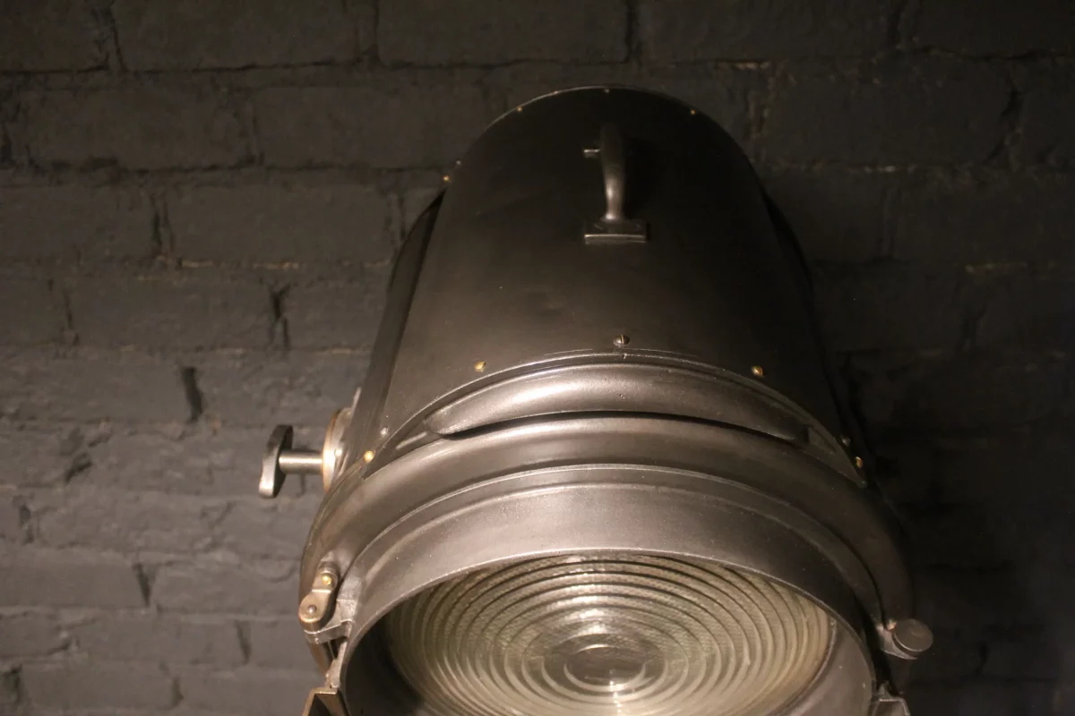 Projecteur industriel Mole Richardson, design unique.