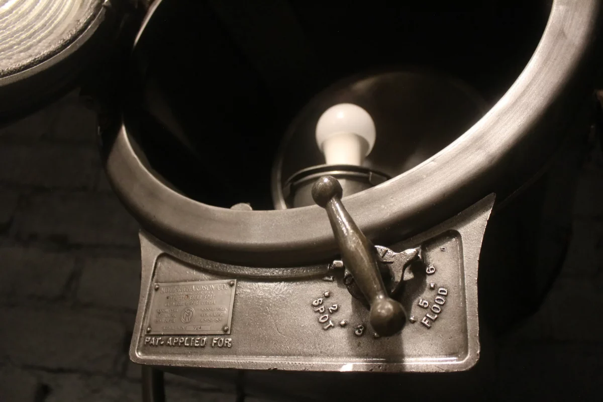 Projecteur Mole Richardson, détail de la visserie.