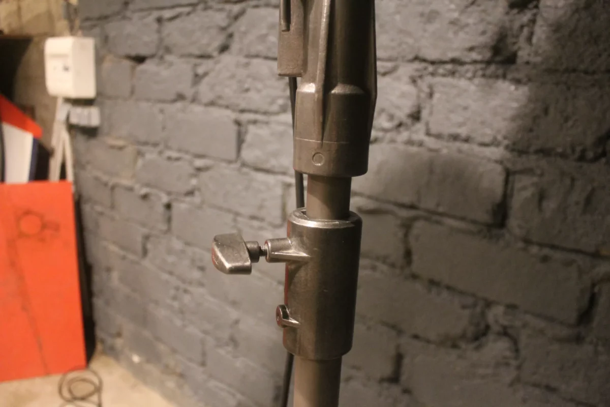 Projecteur Mole Richardson, projetant la lumière dans une pièce sombre.