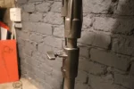 Projecteur Mole Richardson, projetant la lumière dans une pièce sombre.