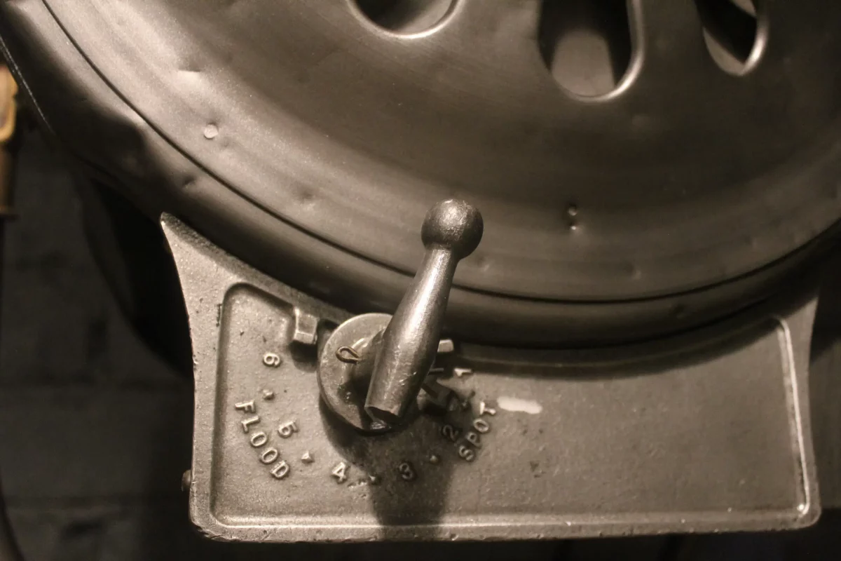 Détail de la patine et du vernis du projecteur.