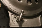 Détail de la patine et du vernis du projecteur.