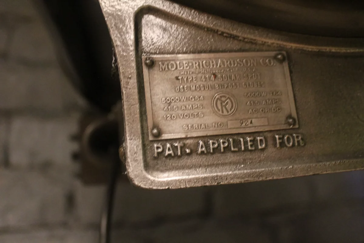 Projecteur Mole Richardson, vue latérale, style industriel.