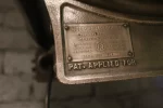 Projecteur Mole Richardson, vue latérale, style industriel.