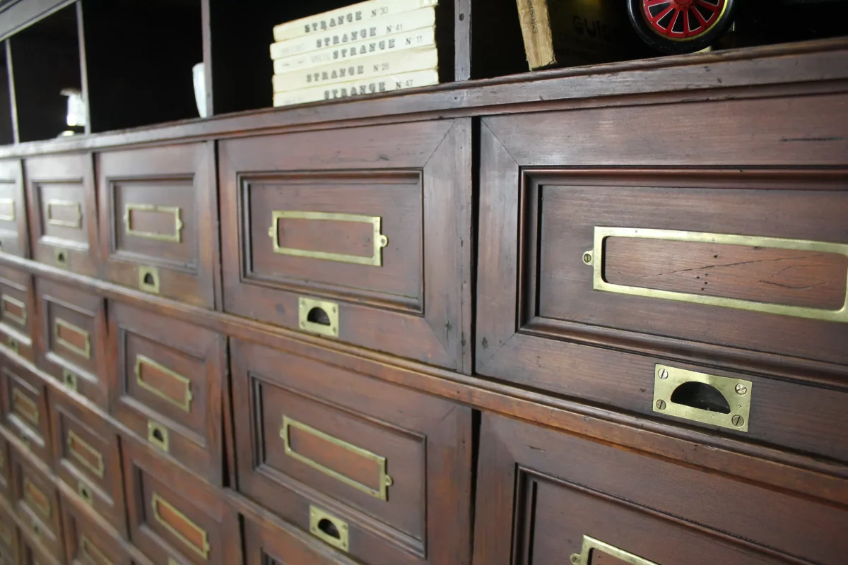 Intérieur des tiroirs, rangement minutier.