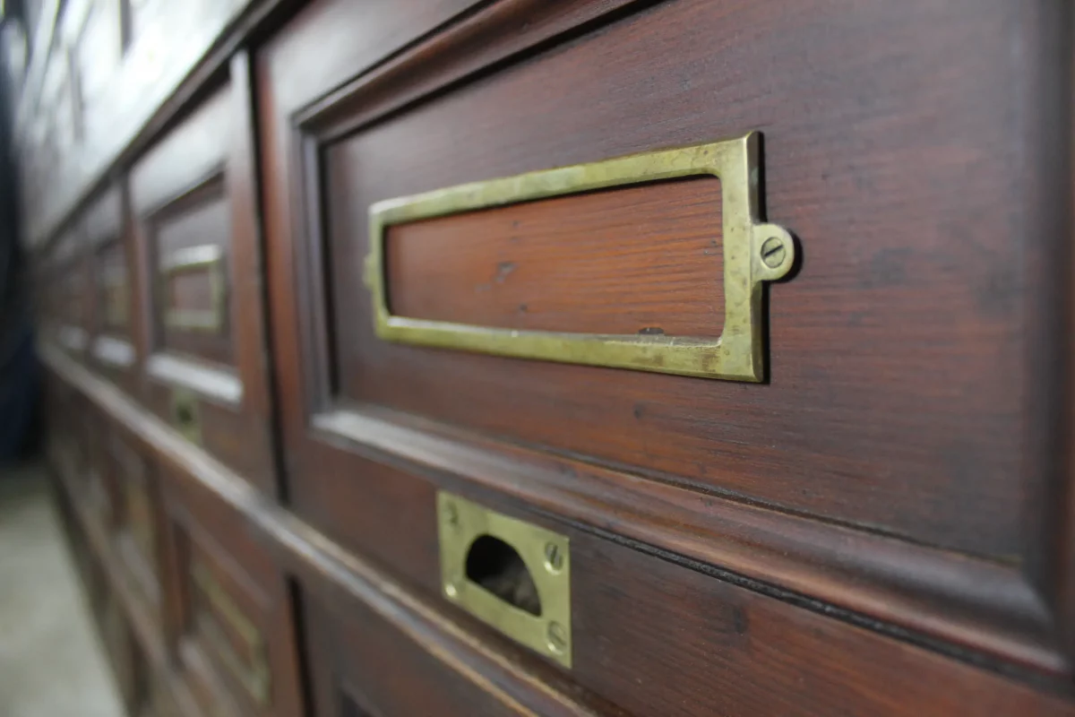 Détail des poignées et porte-étiquettes en laiton.