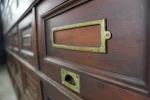 Détail des poignées et porte-étiquettes en laiton.