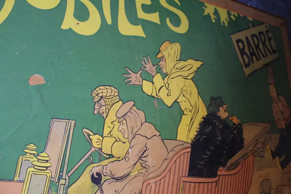 Vue d'ensemble de l'affiche Automobiles Barré, panneau de bois.