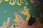 Vue d'ensemble de l'affiche Automobiles Barré, panneau de bois.