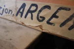 Défauts et manques de l'affiche, détails vintage.