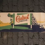 Détail du logo Castrol sur l'affiche en carton.