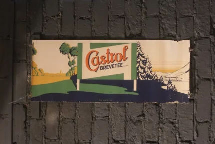 Détail du logo Castrol sur l'affiche en carton.
