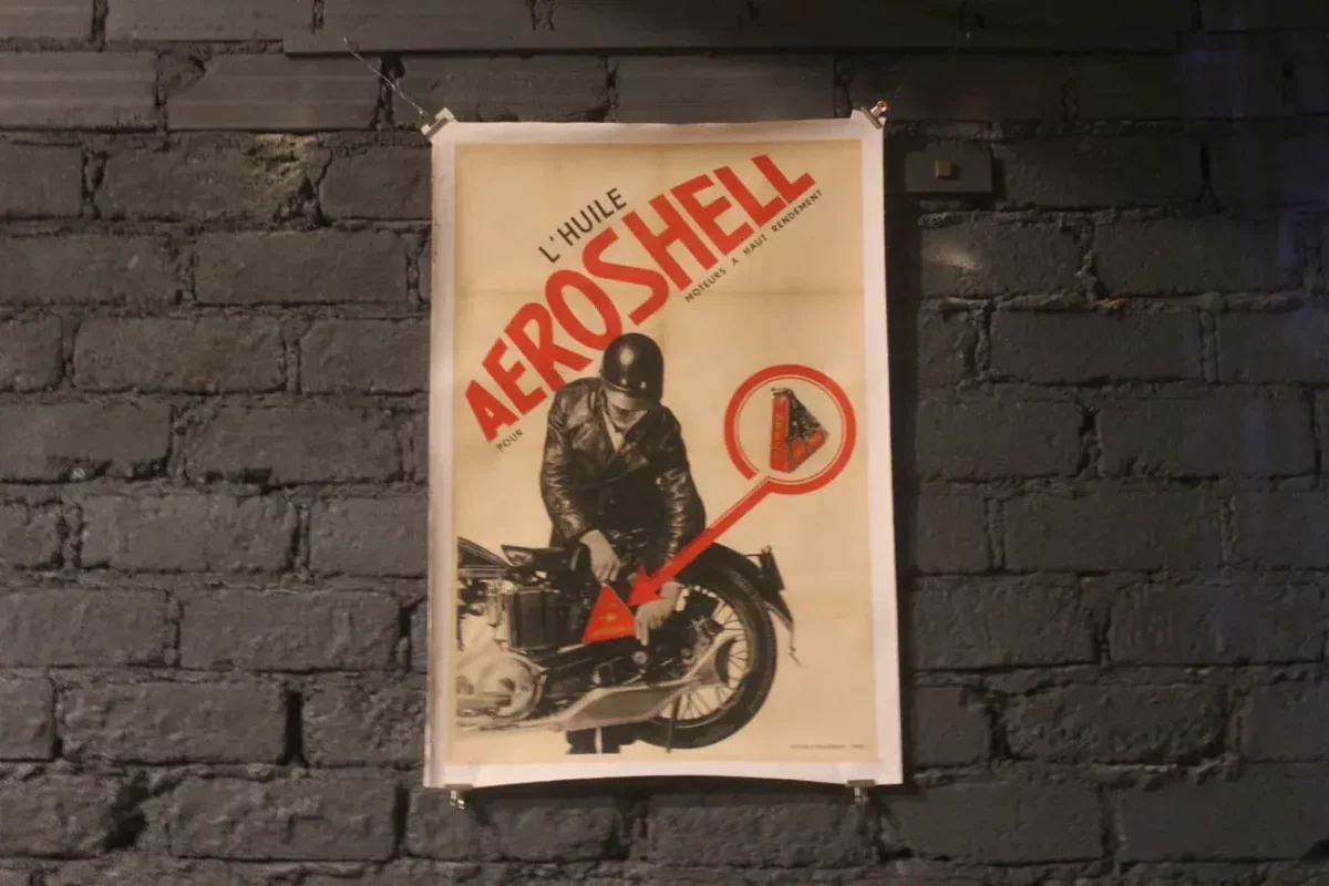 Affiche AEROSHELL entoilée, couleurs vives, dimensions 120x80cm.