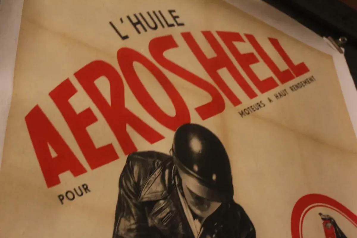 Affiche AEROSHELL entoilée, détail de la texture et des couleurs.