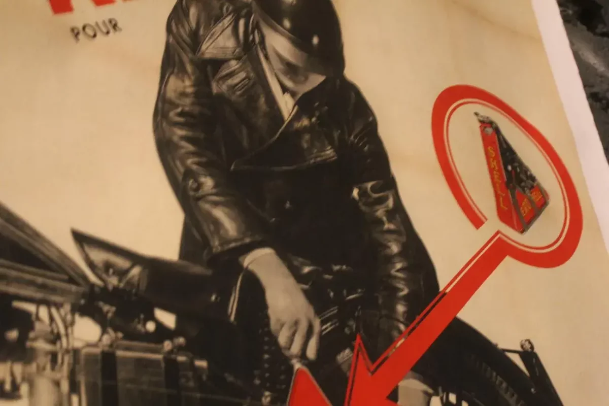 Détail du motard sur l'affiche AEROSHELL, style art déco.