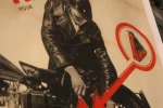 Détail du motard sur l'affiche AEROSHELL, style art déco.