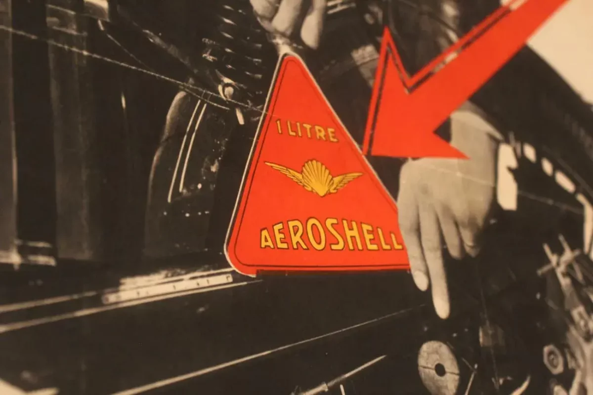 Bidon d'huile triangulaire AEROSHELL, illustration originale.
