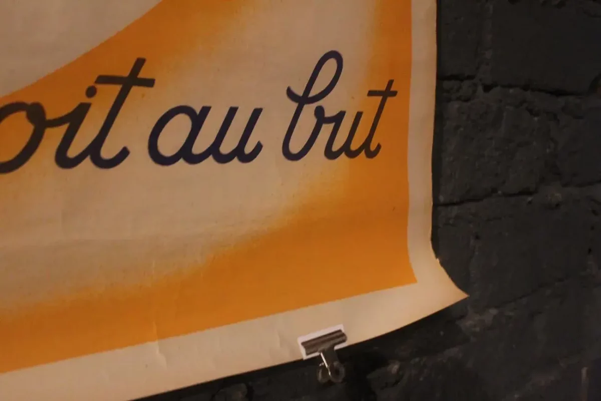 Couleurs vives et illustrations détaillées de l'affiche FAVOR.