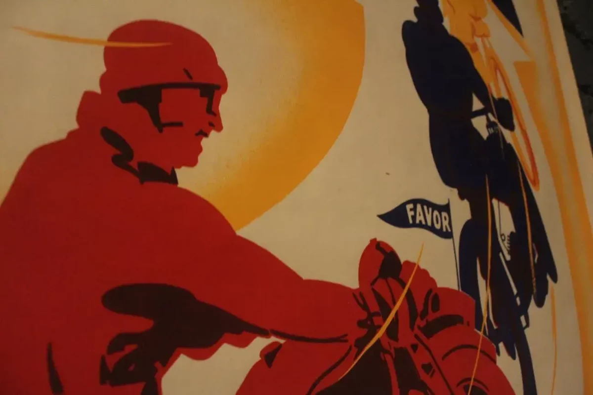 Détail d'une illustration de moto sur l'affiche FAVOR.