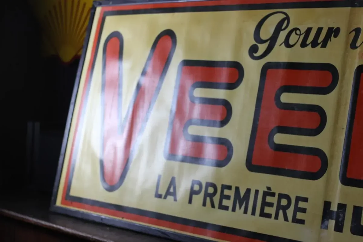Détail de la brillance de l'affiche zinc Veedol.