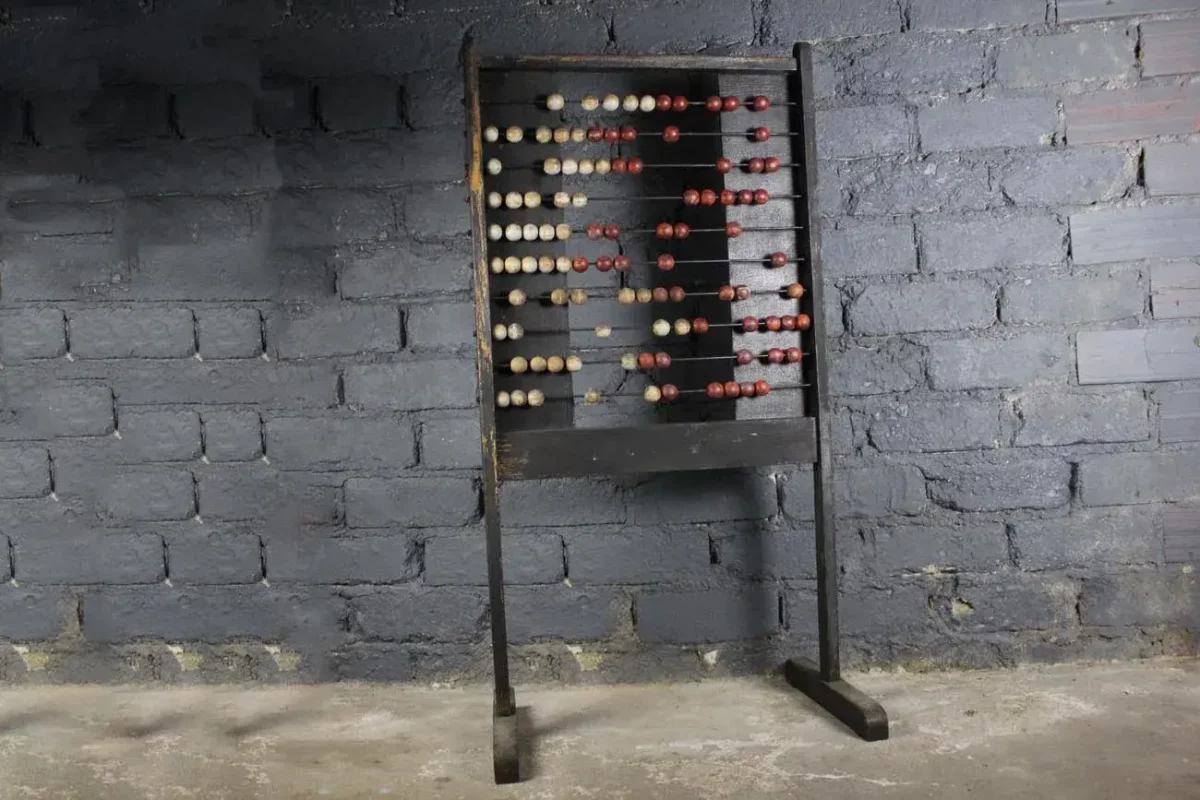 Boulier d'école en bois, patine noire d'époque.