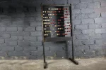 Boulier d'école en bois, patine noire d'époque.